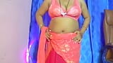 Une fille desi sexy avec de beaux seins montre ses seins à travers un soutien-gorge et joue avec eux et adore le sexe debout. snapshot 18