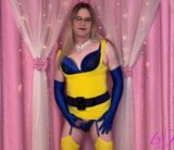 Joanie - striptease de vestido de lápiz amarillo snapshot 6