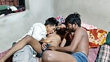 Gadis india lagi asik nyepong kontol, seks threesome bareng cowok-cowok gay snapshot 3