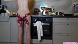 Suri rumah bogel Dengan Octopus Tatu Pada Punggung Memasak Makan Di Dapur Dan Mengabaikan Awak snapshot 4