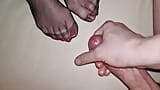 पर्ल पर वीर्य - काले नाइलन के मोज़े में फ्रेंच toenails snapshot 2