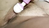 Geile moeder heeft plezier met haar roze vibrator tot een orgasme snapshot 10