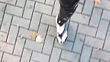 Il travestito cammina in pubblico in leggings in lattice e infradito su una piattaforma, mostra i suoi piedi sexy snapshot 6