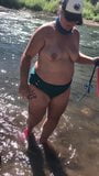 Diventando in topless nel fiume snapshot 5