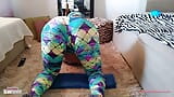 Fitness practicando yoga con pantalones ajustados y mostrando bragas snapshot 4