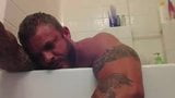 Bodybuilder buigt zich onder de douche snapshot 4