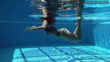 Diana Rusus с горячими подпрыгивающими сиськами в бассейне snapshot 3