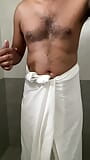 Kerala daddy Grandi palle cazzo e sarong bianco snapshot 2