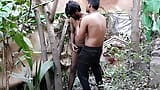 India del pueblo más joven caliente y negro follando en el bosque de la casa en el árbol snapshot 3