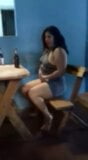 La donna bbw mostra il suo corpo al bar snapshot 2