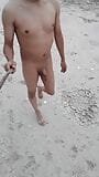 Linda trans juega desnuda con los pies y el culo al aire libre, disfrútalo snapshot 5