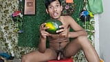 Lelaki zakar besar mengongkek air melon sendiri di rumah snapshot 7
