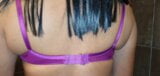 Soutien-gorge en satin violet en gros plan snapshot 7