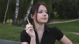 Ragazza che fuma sulla panchina del parco snapshot 7