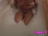 Гола тінка у ванній кімнаті красуня стає мокрою snapshot 4