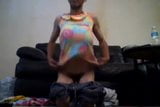 Crossdresser, un asiatique se fait baiser avec son gros gode. snapshot 1