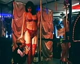 Herausragende deutsche stripperin bekommt nach einem tiefen knall ihre füße mit sperma bespritzt snapshot 3