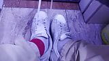 Huele mis calcetines blancos sudorosos y mis pies sucios snapshot 3