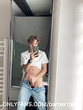 Tom, um jovem francês gêmeo nos mostra sua bunda e pés e deixa ir de uma enorme gozada snapshot 8