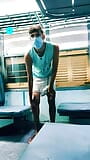 Sexe en train, un garçon gay adolescent nu se branle en solo avec éjaculation snapshot 12