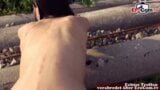 Une adolescente allemande mince de 18 ans se fait draguer dans la rue pour du sexe en plein air snapshot 19