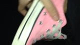 Sborro sulle mie scarpe da ginnastica Converse rosa snapshot 3