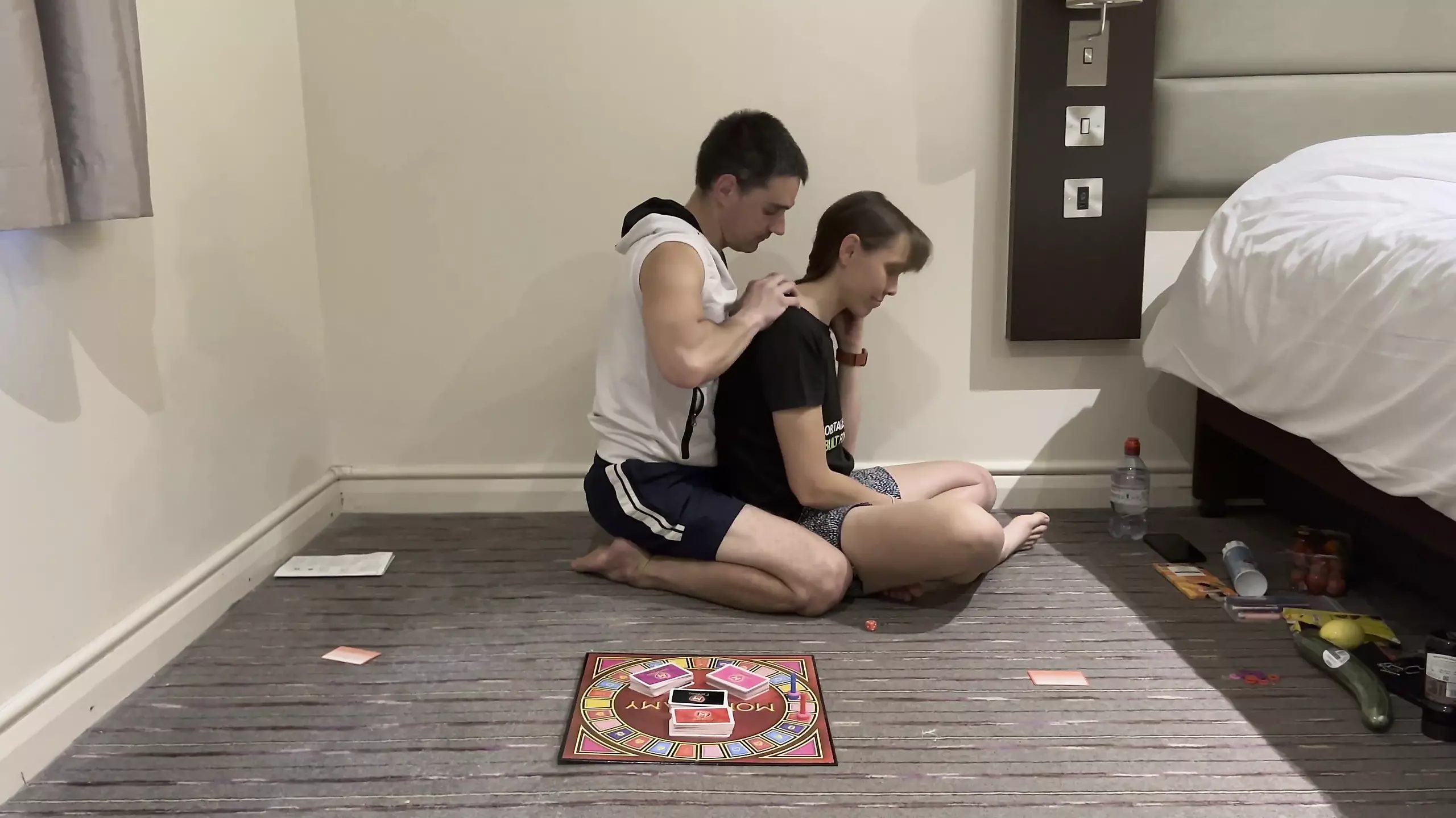 Kaltak sikilib qoladi va odam spermani yalaydi