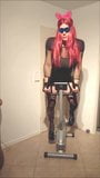 Crossdresser cavalca un dildo su una bici da casa - parte 1 snapshot 2