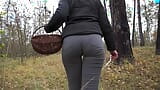 Milf em jeans spandex andando ao ar livre com linha de calcinha visível snapshot 3