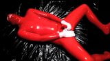 Rot auf schwarz - Latex-Catsuit snapshot 9