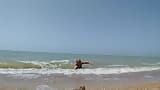 Sexy Lexy zwemt naakt in de zee op het strand, flirt, poseert, speelt met water en geniet van zon en zee! snapshot 2