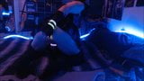 Raver femboy folla culo con glowsticks snapshot 10