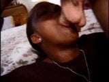 Un étalon blanc expérimenté baise une fille noire et se fait crémer le visage snapshot 6