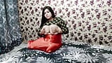 美丽的印度阿姨展示大胸部与肮脏的印地语谈话 snapshot 17