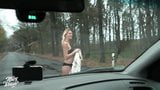 Miley Weasel, amatrice blonde, se fait baiser en public dans une voiture snapshot 3