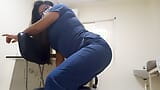 EXCLUSIVO!! A enfermeira gostosa se masturba no escritório no trabalho, essa puta é única snapshot 2