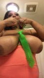 Solo-BBW mit dicken Titten spielt mit Hemdkrawatte snapshot 8