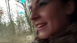O curvă adolescentă germană cu părul negru este futută în mijlocul pădurii snapshot 3