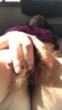 Rachel Wriggler, rousse mature sexy, joue avec sa chatte super touffue et doigte son clito avant de prendre un bain snapshot 8