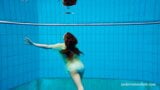 Нина Мохнатка, горячая русская блондинка с маленькими сиськами, плавает snapshot 3