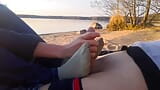 Oksi deu uma punheta com os pés em um lugar público perto da lagoa snapshot 10