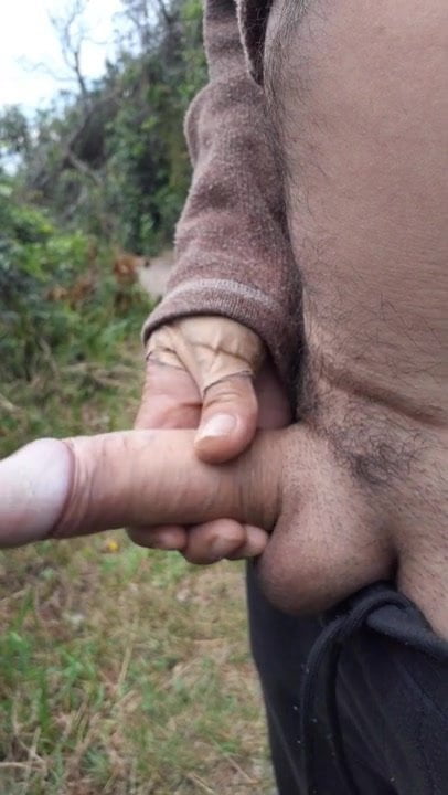 marcher-sur-les-traces-la-plage-avec-ma-bite-la-main-xhamster