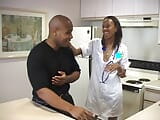 Καυτή μαύρη νοσοκόμα χτυπάει το μουνί της στο τραπέζι snapshot 3