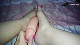 มุมมองคนเย็ด: ลูกพี่ลูกน้องสาวของคุณใช้มือและการใช้เท้า snapshot 13