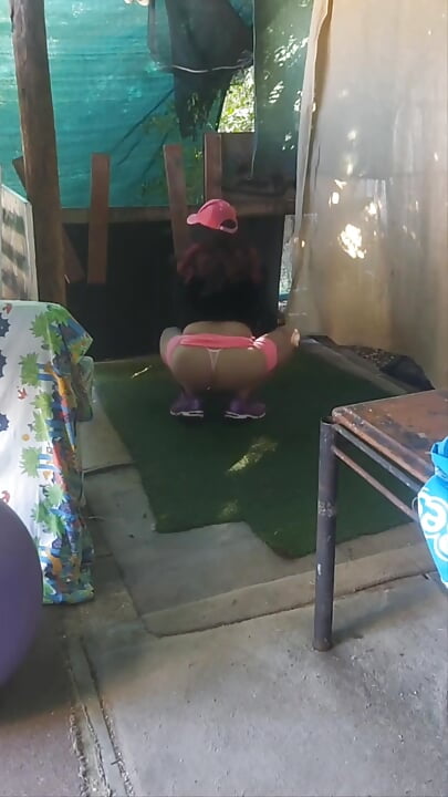 Do lado de fora com minha roupa rosa e casaco de pele filmados de cima