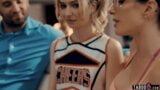 Coachs Ehefrau bringt eine kleine Teenie-Cheerleaderin für Ehemann mit snapshot 9