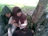 Siswi Berjilbab Asik Ciuman Di Taman snapshot 9