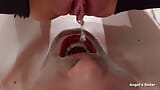 Dominação feminina mijando na boca e limpeza close-up snapshot 3