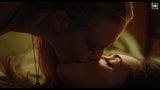 Megan Fox und Amanda Seyfried - lesbischer Kuss 4k snapshot 6