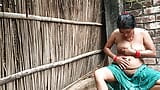 India del pueblo chupó tierra mientras se bañaba y bebí tierra Kapai snapshot 12